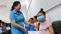 Go Vap District’s Labor Federation giving financial aids to pregnant female workers