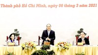 Prime Minister Nguyen Xuan Phuc (C) speaks at the event (Photo: VNA)