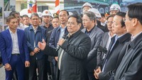 Thủ tướng kiểm tra tiến độ cao tốc Nha Trang – Cam Lâm vào chiều ngày 26-1 (mùng 5 Tết). Ảnh: LÊ KIÊN