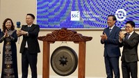 Chủ tịch UBND TPHCM Phan Văn Mãi dự lễ đánh cồng khai trương giao dịch chứng khoán đầu xuân 2023. Ảnh: HOÀNG HÙNG