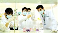 Sinh viên ngành Công nghệ sinh học Trường ĐH Quốc tế (ĐH Quốc gia TPHCM) đang học thực hành tại phòng thí nghiệm