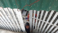 Đường cao hơn nhà 2,4m, bịt kín cổng chính ra vào nhà ông Phan Đình Ngọc. Ảnh: DƯƠNG QUANG