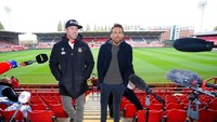 Hai ngôi sao điện ảnh Hollywood là Ryan Reynolds và Rob McElhenney bỏ tiền nắm quyền kiểm soát CLB Wrexham AFC vào năm 2021