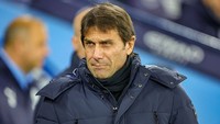 HLV Antonio Conte đã bay trở lại Anh vào thứ tư sau ca phẫu thuật túi mật.