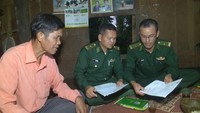Trưởng thôn Hồ Văn Kịa (thôn A Dơi Đớ, xã A Dơi, huyện Hướng Hóa, tỉnh Quảng Trị) vui mừng gặp lại những bộ đội biên phòng đã cất công đi xác minh làm thủ tục nhập tịch cho gia đình ông