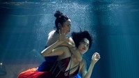 Các đoạn video clip quan trọng trong phim Chị chị em em 2 được quay lại và đăng tải lên nền tảng TikTok