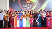 Bác sĩ Lê Thị Vân, Chủ tịch Chi hội Thiện Nhân và lãnh đạo chi hội chúc mừng các thành viên, nhà hảo tâm đã ủng hộ chi hội tại lễ phát động gây quỹ năm 2022