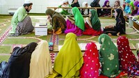 Các bé gái đến học chữ tại một đền thờ ở ngoại ô Kabul, sau khi Taliban ban hành lệnh cấm nữ sinh lớp 6 trở lên đến trường