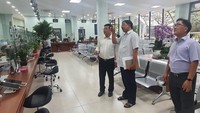 Giám đốc Sở TN-MT TPHCM Nguyễn Toàn Thắng (trái) kiểm tra tại CN TP Thủ Đức