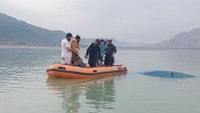 Lực lượng cứu hộ vớt các thi thể nạn nhân trên hồ Tanda Dam. Nguồn: dawn.com