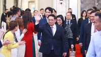 Thủ tướng Phạm Minh Chính và phu nhân gặp gỡ cán bộ, nhân viên các cơ quan đại diện và cộng đồng người Việt tại Singapore. Ảnh: TTXVN