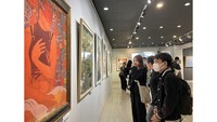 Một cuộc triển lãm tranh lụa. Ảnh: TTTĐ
