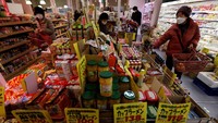 Người dân mua hàng tại một siêu thị ở thủ đô Tokyo, Nhật Bản