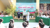 Đại diện Công ty TNHH MTV Xổ số kiến thiết Đồng Tháp, ông Lưu Hoàng Tân, Chủ tịch công ty trao học bổng cho em Mai Thu Thảo