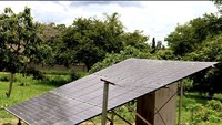 Một tấm pin năng lượng mặt trời được lắp đặt tại Phòng khám đa khoa Chikanga