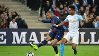 Kylian Mbappe ghi bàn vào lưới Marseille.