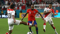 Arturo Vidal đi bóng trước hàng thủ Peru.