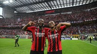 Pierre Kalulu (20) và Fikayo Tomori (23) đã không còn vững chãi như mùa trước