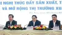 Thủ tướng Phạm Minh Chính, Phó Thủ tướng Trần Hồng Hà và Bộ trưởng Bộ Công thương Nguyễn Hồng Diên chủ trì hội nghị. (Ảnh: Dương Giang/TTXVN)