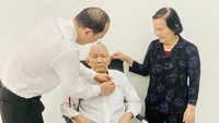 Phó Bí thư Thành ủy TPHCM Nguyễn Hồ Hải trao Huy hiệu 75 năm tuổi Đảng cho đồng chí Hồ Trung Ái