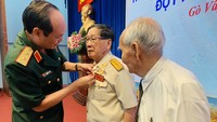 Trung tướng Nguyễn Văn Nam, Tư lệnh Bộ Tư lệnh TPHCM trao Huy hiệu Đảng cho đảng viên cao tuổi Đảng ở quận Gò Vấp