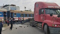 Hiện trường vụ tàu SE5 đâm xe chở thép ngày 28-1