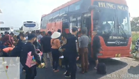 Phát hiện xe khách có tem kiểm định giả, chở quá 30 người