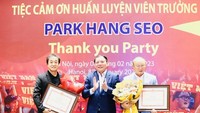 HLV Park Hang-seo và trợ lý đã được Bộ trưởng Nguyễn Văn Hùng trao bằng khen của Thủ tướng Chính phủ. Ảnh: TR.HUẤN.BVH