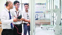 Students of the automation major in their practice lesson to control robots. (Photo: SGGP)