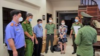 The Investigation and Security Agency under the Da Nang City Public Security Department is reading the decision to prosecute Van Thi Thuy Tien