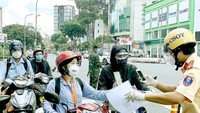 Vehicle users had their travel permit checked at the intersection between Nguyen Thi Minh Khai Street and Cach Mang Thang Tam Street yesterday. (Photo: SGGP)