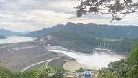 Hoa Binh Reservoir opened 5 gates to discharge water as requested by the natural disaster prevention and control even when the rainy season is yet to come.