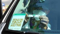 ETC service providers begin to charge VND120,000 for the card installation process. (Photo: SGGP)