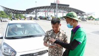The staff on Phap Van – Cau Gie Expressway is helping vehicle drivers to open a traffic account and install an ETC card onto the vehicle. (Photo: SGGP)