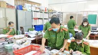 The Police Division of Administrative Management on Social Media under Dak Lak Province Public Security Department is issuing chip-based citizen ID cards to people in need. (Photo: Public Security Ministry)