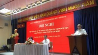 Former Secretary of HCMC Party Committee Nguyen Thien Nhan is discussing voters’ opinions and proposals on October 12. (Photo: PNO)