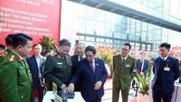 Prime Minister Pham Minh Chinh and conference participants are learning about utility applications for Project 06.