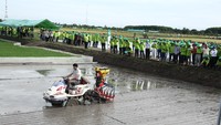 Farmers in the Mekong Delta are learning new techniques to implement machines in farming activities