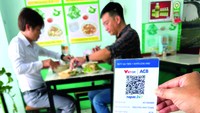Diners of 'mi quang' dish just need to scan a QR code for payment