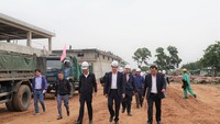 Ông Lê Trung Chinh, Chủ tịch UBND TP Đà Nẵng đi khảo sát tiến độ dự án xây dựng Trạm xử lý nước thải Hoà Xuân (quận Cẩm Lệ). Ảnh: XUÂN QUỲNH