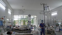 Nhân viên y tế Bệnh viện Đà Nẵng liên tục chăm sóc, điều trị bệnh nhân đột quỵ. Ảnh: XUÂN QUỲNH