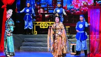 Một cảnh trong vở cải lương Ngai vàng và tội ác