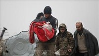 Chuyển thi thể một em nhỏ sau động đất ở thị trấn Jandaris, thành phố Afrin (Syria) ngày 6-2-2023. Ảnh: AFP/TTXVN