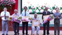 Lãnh đạo Thành ủy Đồng Xoài trao huy hiệu cho các đảng viên cao tuổi Đảng