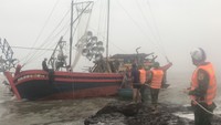 Tàu cá cùng 10 thuyền viên gặp nạn trên biển Quảng Trị