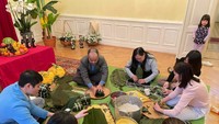 Đại sứ quán Việt Nam cùng bà con kiều bào gói bánh chưng đón Tết