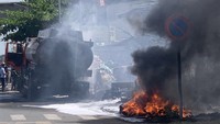 油槽車在街上爆胎並自燃