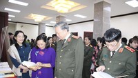 Các đại biểu tham quan gian trưng bày sách bên lề buổi tọa đàm