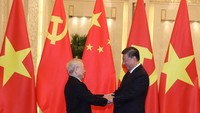 阮富仲總書記與中國國家主席習近平親切握手。