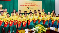 Đội TPHCM trong màu áo mới. Ảnh: HOÀNG HÙNG